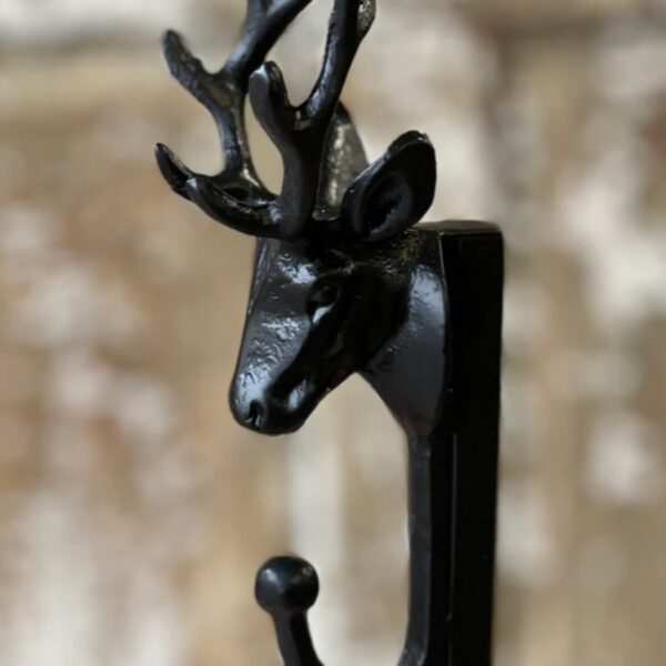 Evergreen Court Stag Wreath Stand | 21.5"